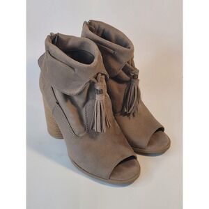 Qupid Women's 7 Gray Faux Suede Peep Toe Block Heel Tassel Zip Up Ankle Booties